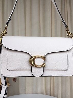 Coach White Leather Shoulder Bag with Gold C Hardware🍈🍈